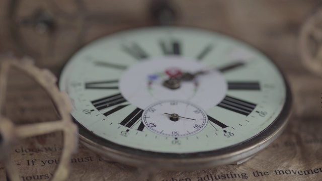 微距拍摄的古董钟描绘的钟面视频素材