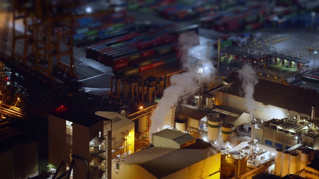 巴塞罗那的工业港口，以改善经济活动视频下载