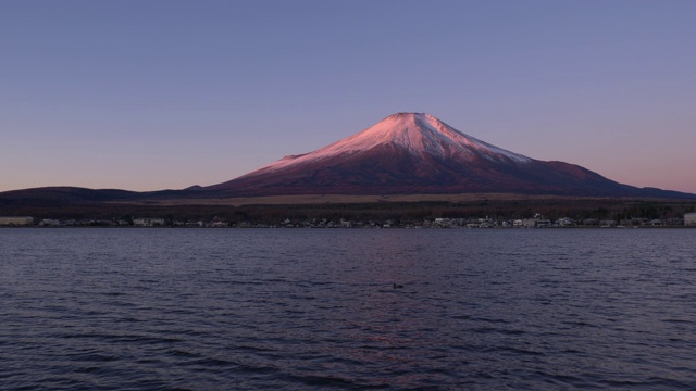 日出时山中湖上的富士山视频素材