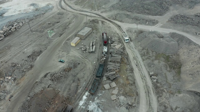 重型设备在一个巨大的露天矿山中挖掘和运输矿石视频素材