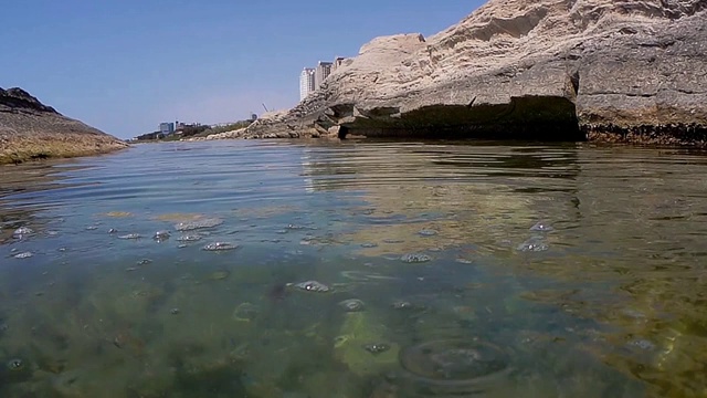 里海的水面和水下。视频素材