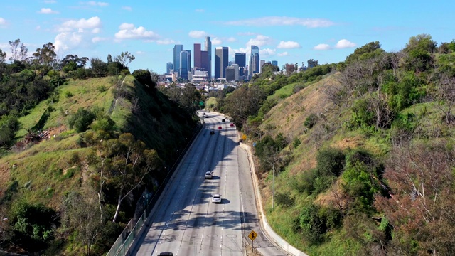 新冠肺炎大流行期间，洛杉矶高速公路空空如也视频下载