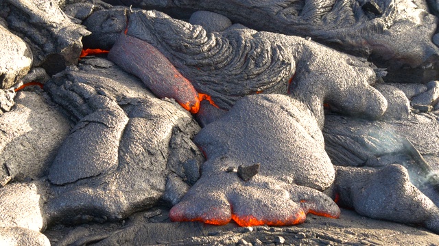 熔岩从基拉韦厄火山流出视频素材