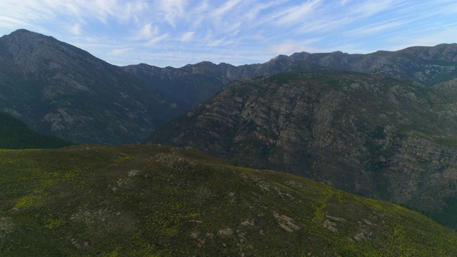宁静的空中俯瞰着岩石峭壁和绵延的山脉——南非开普敦视频下载