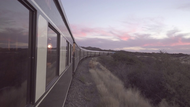 在日落时，火车在天空中行驶，铁路运输在偏远的地点-纳米比亚的斯瓦科普蒙德视频下载