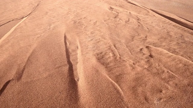 高角度的沙子流动在沙漠晴朗的一天，全帧拍摄的沙丘-纳米比亚沙漠，纳米比亚视频下载