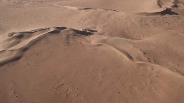 空中拍摄的贫瘠干旱的景观在阳光明媚的一天，从飞机上看到的沙漠沙丘的平移镜头-索苏斯瓦莱，纳米比亚视频下载