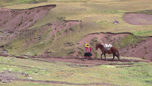 慢动作的秘鲁妇女走在山路上的马，人们徒步下山-彩虹山，秘鲁视频下载