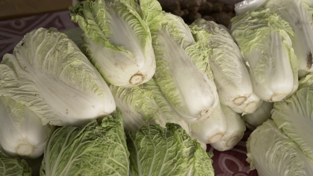 泰国清莱市场摊位上的新鲜白菜堆的特写镜头视频下载
