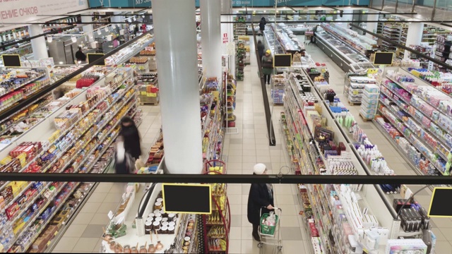 人们在现代超市购物，在杂货店中选择商品视频下载