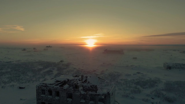 太阳落在废墟后面视频下载