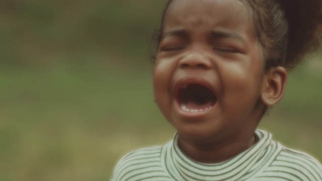 伤心的小女孩在哭视频素材
