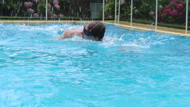 老年人在游泳池游泳老年人在做有氧运动视频下载