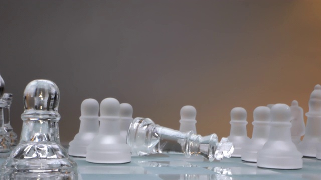 倒下的国王和兵的概念是对立的，老板和下属，玻璃象棋视频下载
