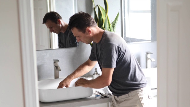 水管工在浴室安装水龙头视频素材
