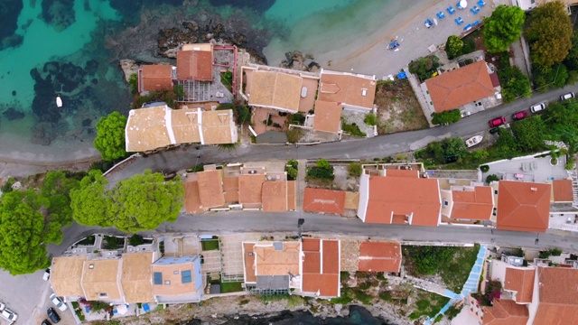 从上到下的鸟瞰图，飞越一个地中海旅游小镇的屋顶视频素材