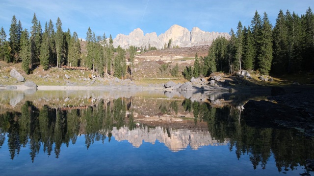 秋天的careersee或Lago di Carezza视图，Dolomites，意大利视频下载