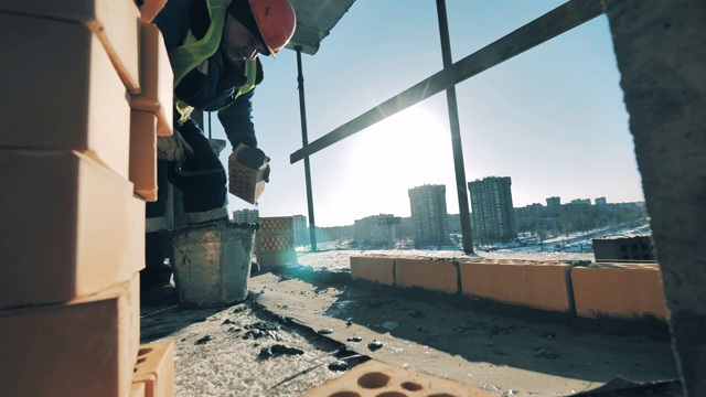 一名男性建筑工程师正在进行砖石工程视频素材