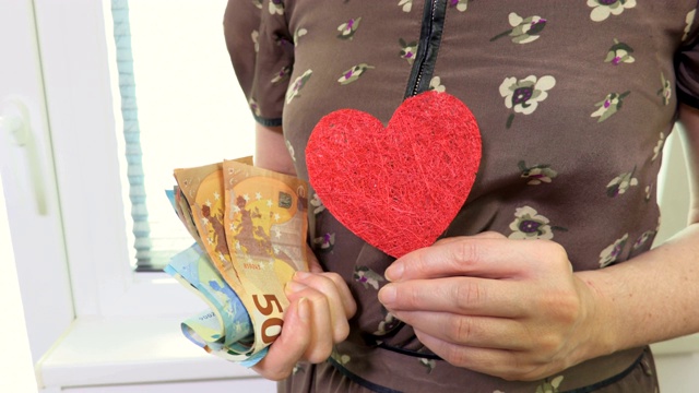 女人的钱，钞票和红色的心形视频下载
