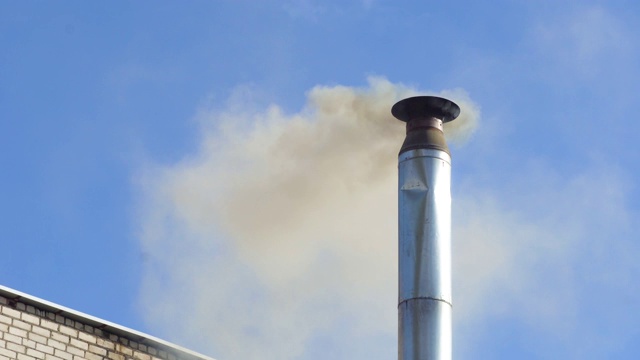 烟从房子的烟囱里冒出来。中国的房子。房子,有壁炉。视频素材