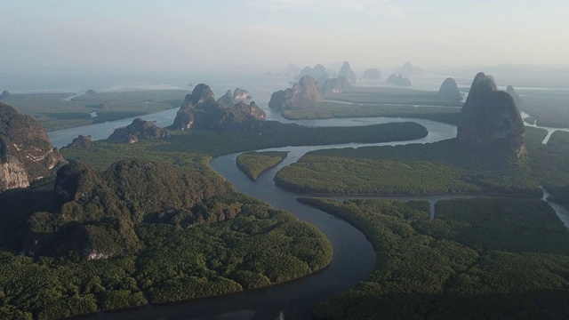 4K镜头鸟瞰泰国石灰岩岛和泰国攀牙湾红树林。视频素材