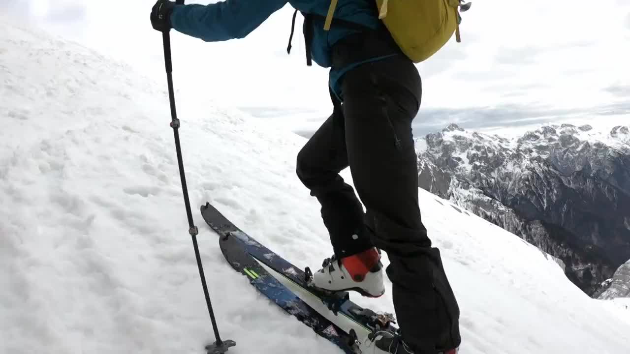 男子滑雪旅游上山视频素材