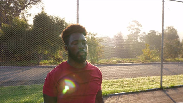 一个非裔美国人做开合跳运动视频素材