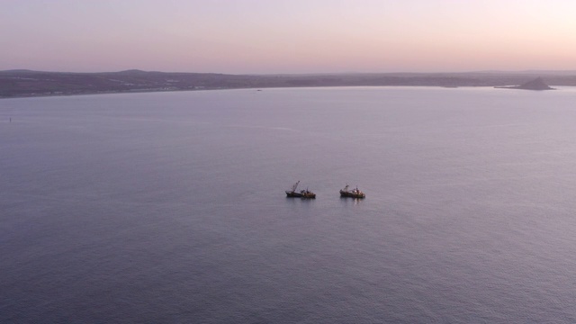 清晨鸟瞰海上拖网渔船视频素材
