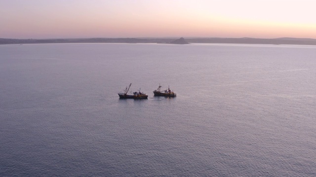 清晨鸟瞰海上拖网渔船视频素材