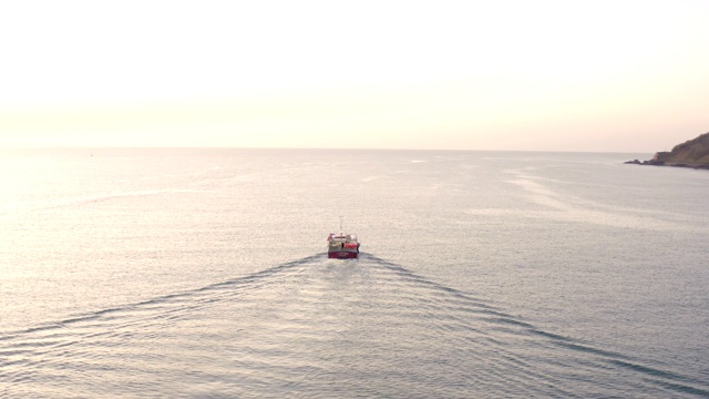 日出时分出海的渔船视频素材