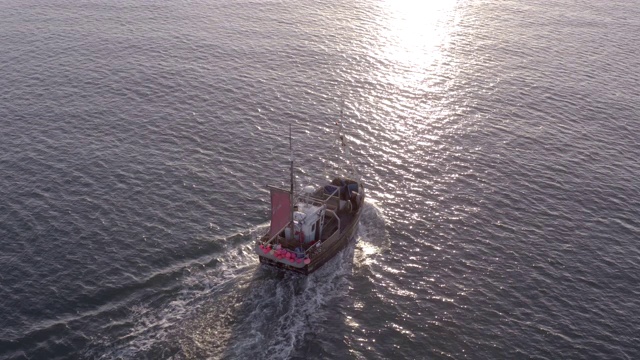 清晨出海的渔船视频素材