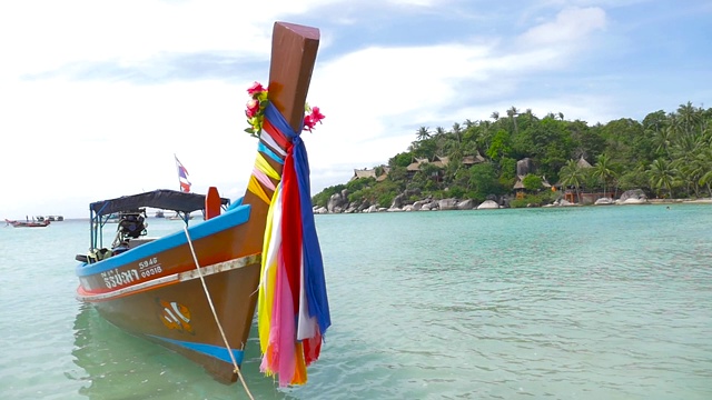 泰国传统的带丝带装饰的木船视频素材