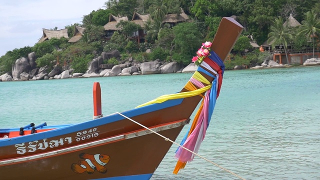 泰国传统的带丝带装饰的木船视频素材