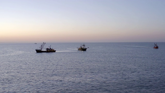 海上日出的拖网渔船视频素材