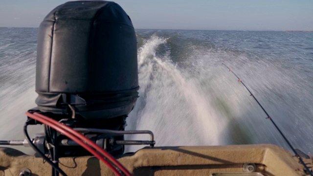 一艘快速在水中行驶的船的马达视频素材