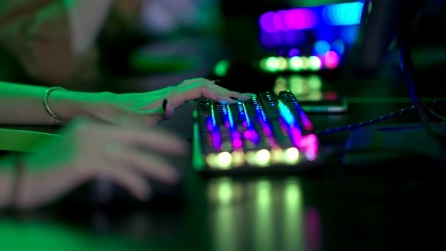 女性的手在敲击键盘的按钮。一个女人在键盘上打字。特写镜头。视频素材