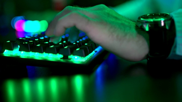 男人用手指按键盘键。现代背光键盘。特写镜头。视频素材