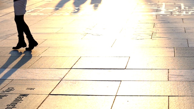 在自由广场跳舞的女人的腿部特写视频素材