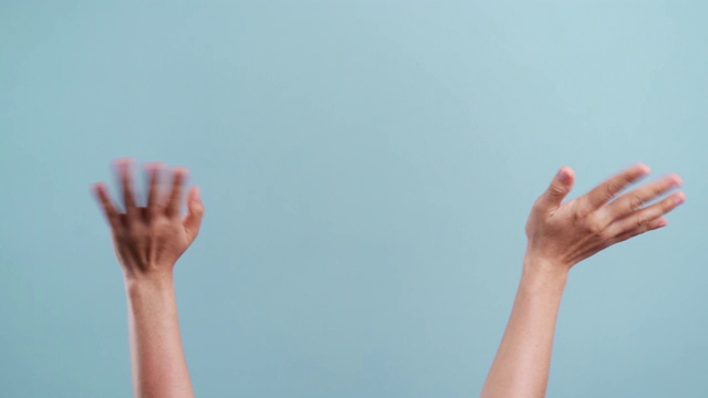 女人的手在复制空间挥手手势和移动手语孤立在蓝色背景视频下载