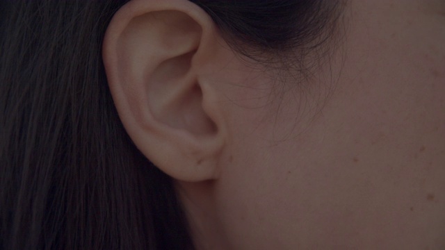 一名年轻女子把头发放在耳后视频素材
