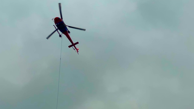 直升机运输建筑材料视频下载