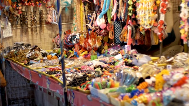 在宗田夜市陈列着各种各样的小商品。泰国。芭堤雅视频下载