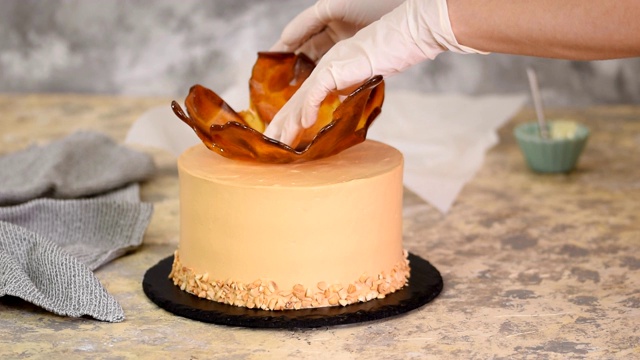 糕点师用焦糖花瓶装饰蛋糕。视频下载