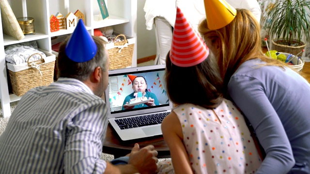 一个家庭的孩子用视频电话祝贺祖母的生日。视频素材