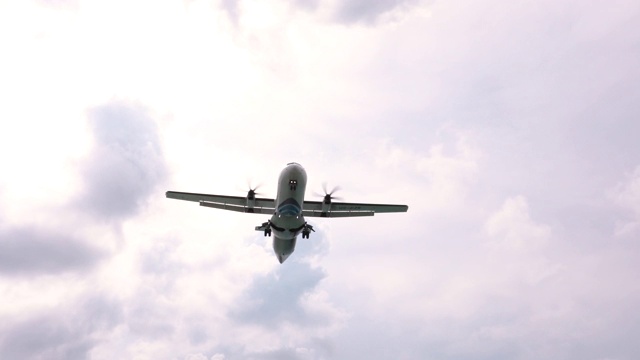 飞机降落在泰国迈考海滩的普吉岛机场。视频下载