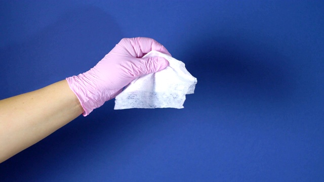一个戴手套的女人手里拿着一张白色的餐巾视频下载
