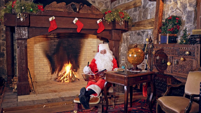 圣诞老人在圣诞节读一本书。视频下载