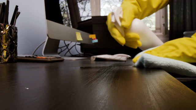 用抹布清理办公桌，多莉微距拍摄。视频素材