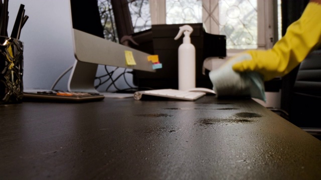 用抹布清理办公桌，多莉微距拍摄。视频下载