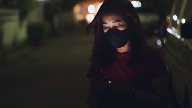 Covid-19:亚洲女性在夜间使用智能手机。视频素材
